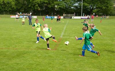 Nachwuchsspieler des FC Deitingen spielen in Deitingen (4543, Kanton Solothurn) auf einem Rasenplatz gemeinsam Fussball.