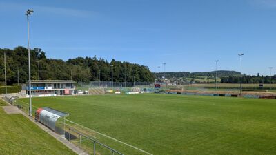 In Seuzach (8472, Kanton Zuerich) feiern junge Fussballspieler des FC Seuzach eng zusammengerueckt einen Pokal auf dem Hallenrasen.