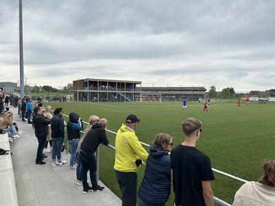 Am Spielfeldrand verfolgen Zuschauer in Waldkirch (9205, Kanton St Gallen) ein Fussballspiel des FC auf dem Kunstrasenplatz.