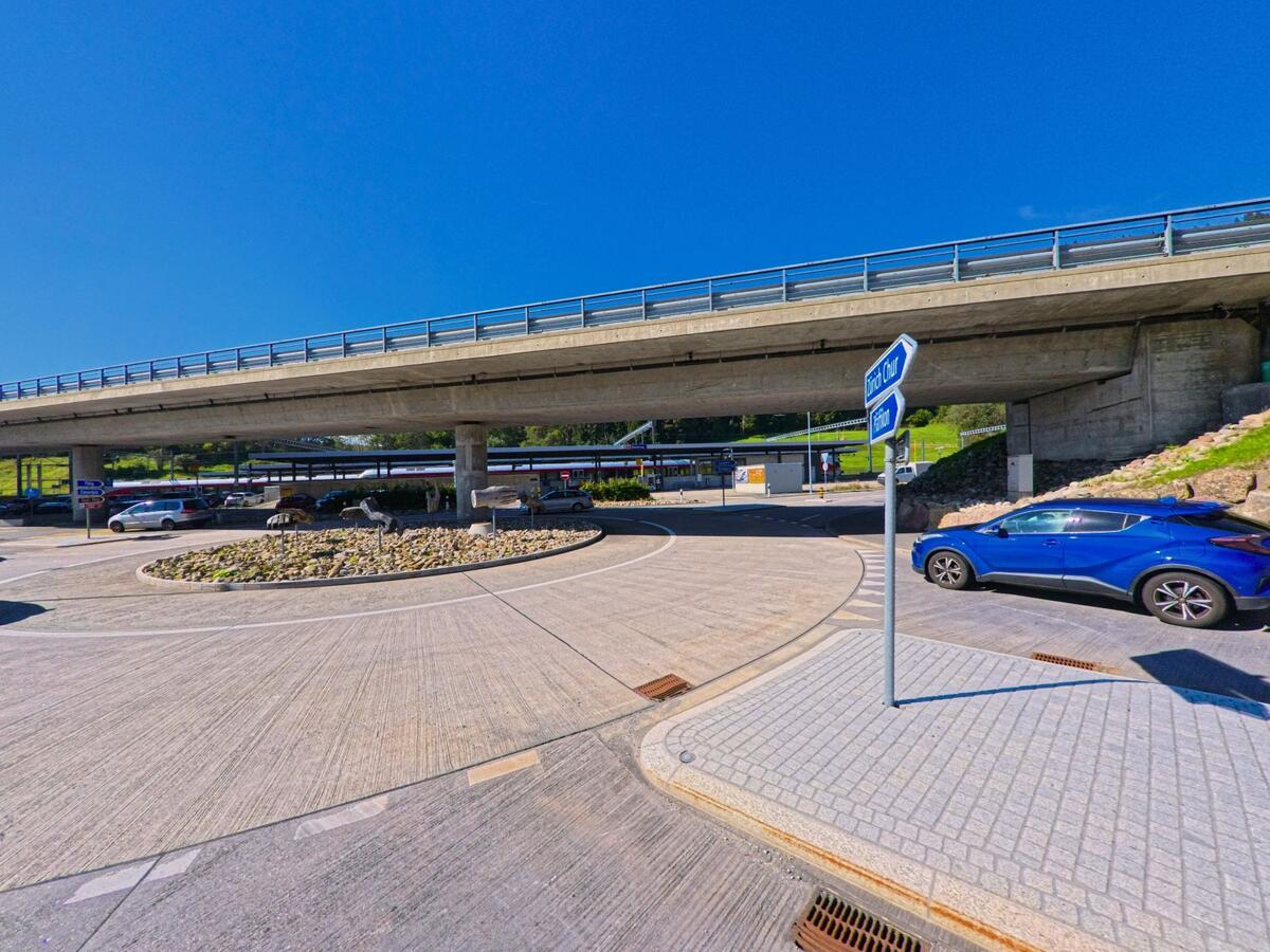 Ein Kreisverkehr unter einer Brücke ordnet den Verkehr am Rand von Feusisberg (8835, Kanton Schwyz).