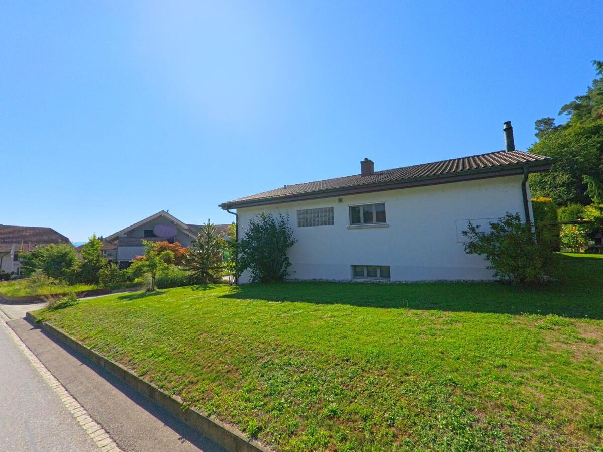 In Finsterhennen (2577, Kanton Bern) steht ein einstöckiges Wohnhaus mit Satteldach auf einer gepflegten Grünfläche am Strassenrand.