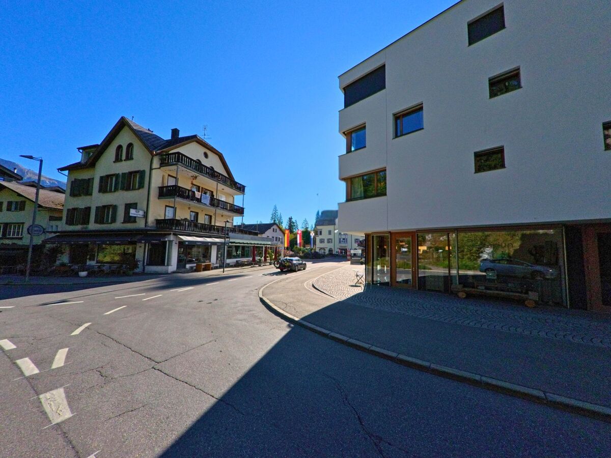 In Flims (7018, Kanton Graubuenden) treffen traditionelle und moderne Gebaeude an einer leicht gekruemmten Strasse im Ortszentrum aufeinander.