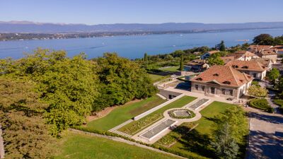 Die Fondation Martin Bodmer in Cologny (1223, Kanton Genf) liegt oberhalb des Genfersees und ist von gepflegten Gärten mit Brunnen und Rasenflächen umgeben.