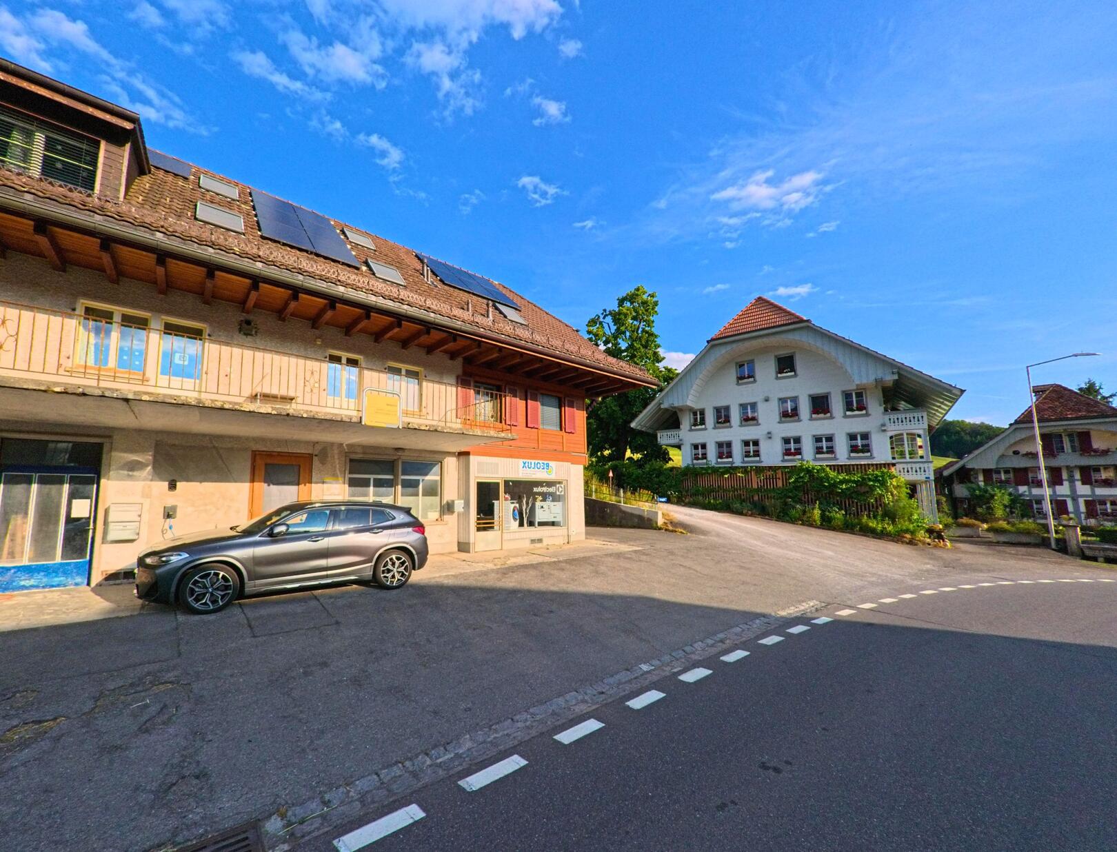 In Forst-Längenbühl (3636, Kanton Bern) fällt das Ensemble traditioneller Wohnhäuser mit markanten Dächern und moderner Solartechnik ins Auge.