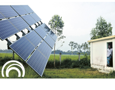 In Basel (4051, Kanton Basel-Stadt) speisen schraeg montierte Solarpaneele ein kleines Gebaeude am Feldrand mit erneuerbarer Energie.