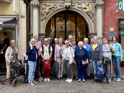 Eine Gruppe von Frauen steht fuer ein gemeinsames Foto vor einem historischen Gebaeudeeingang in Buchs (9470, Kanton St Gallen).