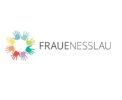 In Nesslau (9650, Kanton St. Gallen) ist das Logo von FraueNesslau mit einem Kreis aus farbigen Handabdruecken und grauem Schriftzug abgebildet.