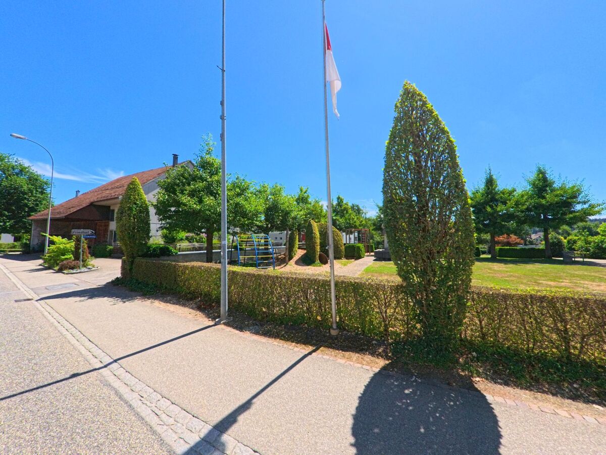 In Fulenbach (4629, Kanton Solothurn) liegt ein kleiner oeffentlicher Spielplatz mit Klettergeruest und gepflegter Gruenanlage neben einer ruhigen Quartierstrasse.