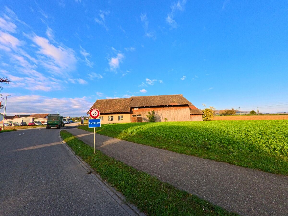 Am Dorfrand von Gächlingen (8214, Kanton Schaffhausen) markiert ein Ortsschild den Übergang zur offenen Landschaft.