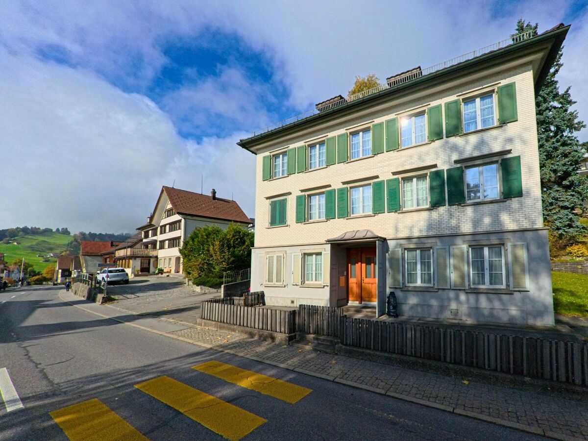 Ein Wohnhaus mit grünen Fensterläden steht an einer ruhigen Strasse in Gais (9056, Kanton Appenzell Ausserrhoden).