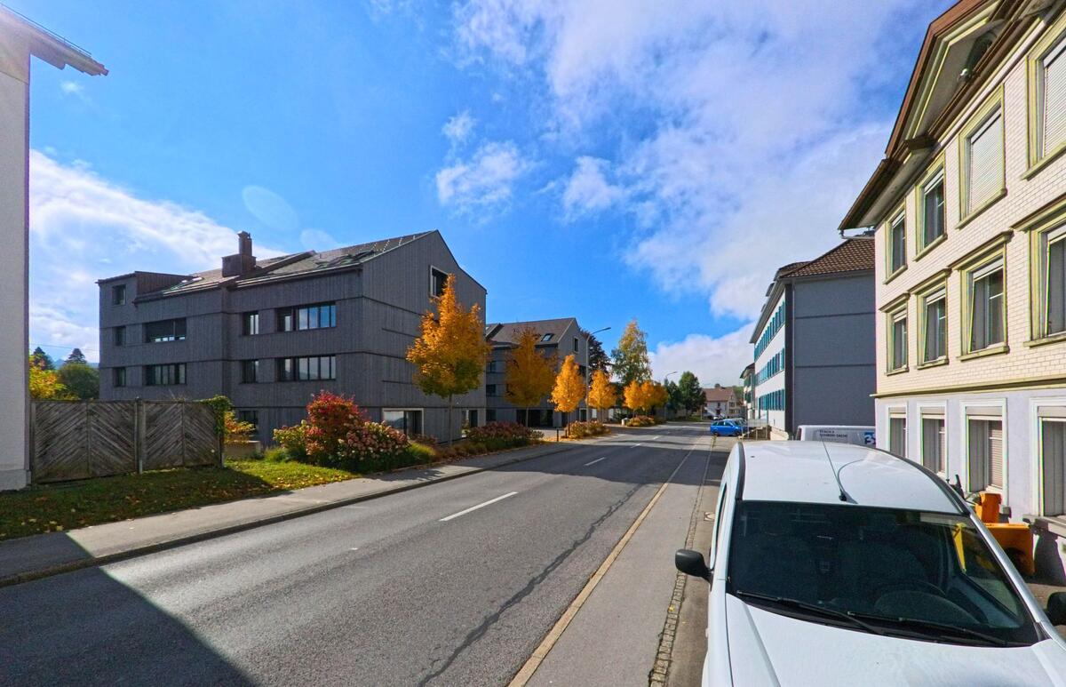 Eine moderne Strasse mit klaren Fassaden verläuft durch ein Quartier von Gais (9056, Kanton Appenzell Ausserrhoden).