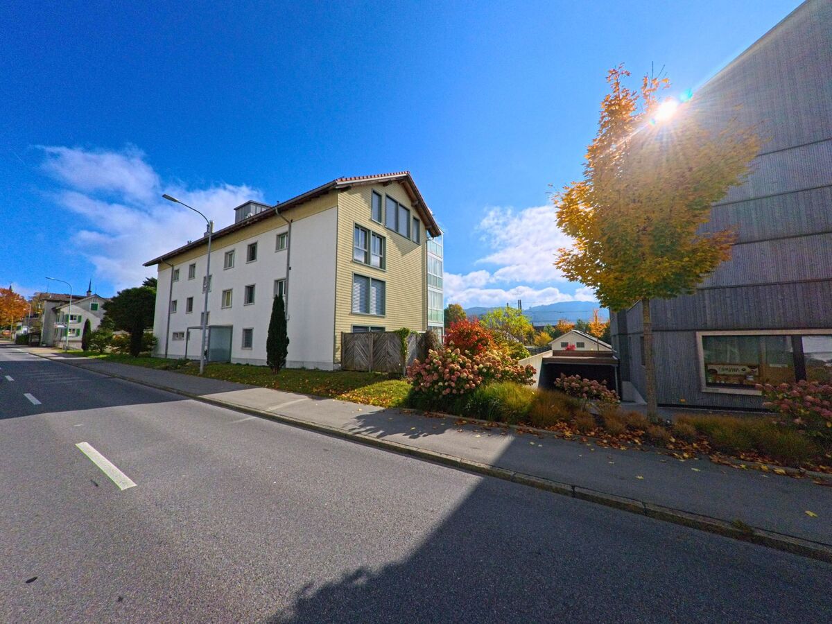 Sonnenlicht fällt auf eine Wohnstrasse mit Mehrfamilienhäusern in Gais (9056, Kanton Appenzell Ausserrhoden).
