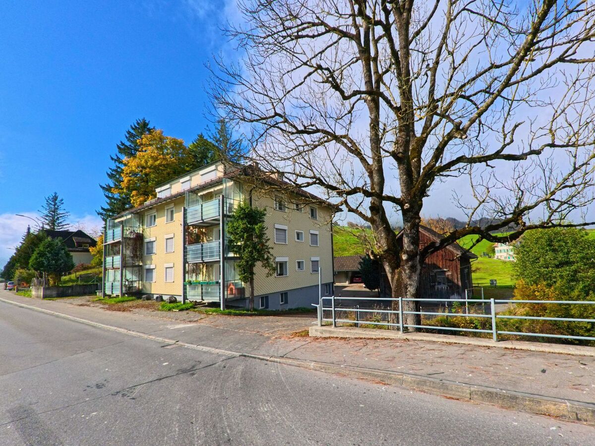Ein Wohnhaus liegt leicht erhöht am Hang oberhalb der Strasse in Gais (9056, Kanton Appenzell Ausserrhoden).