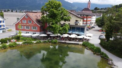 Die Galerie am See in Buchs (9470, Kanton St. Gallen) liegt direkt am Wasser und bietet eine Terrasse mit Sonnenschirmen und Blick auf den kleinen See.