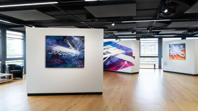 In der Galerie du Boléro in Versoix (1290, Kanton Genf) werden moderne Kunstwerke mit leuchtenden Farben und grafischen Formen in hellen Räumen präsentiert.