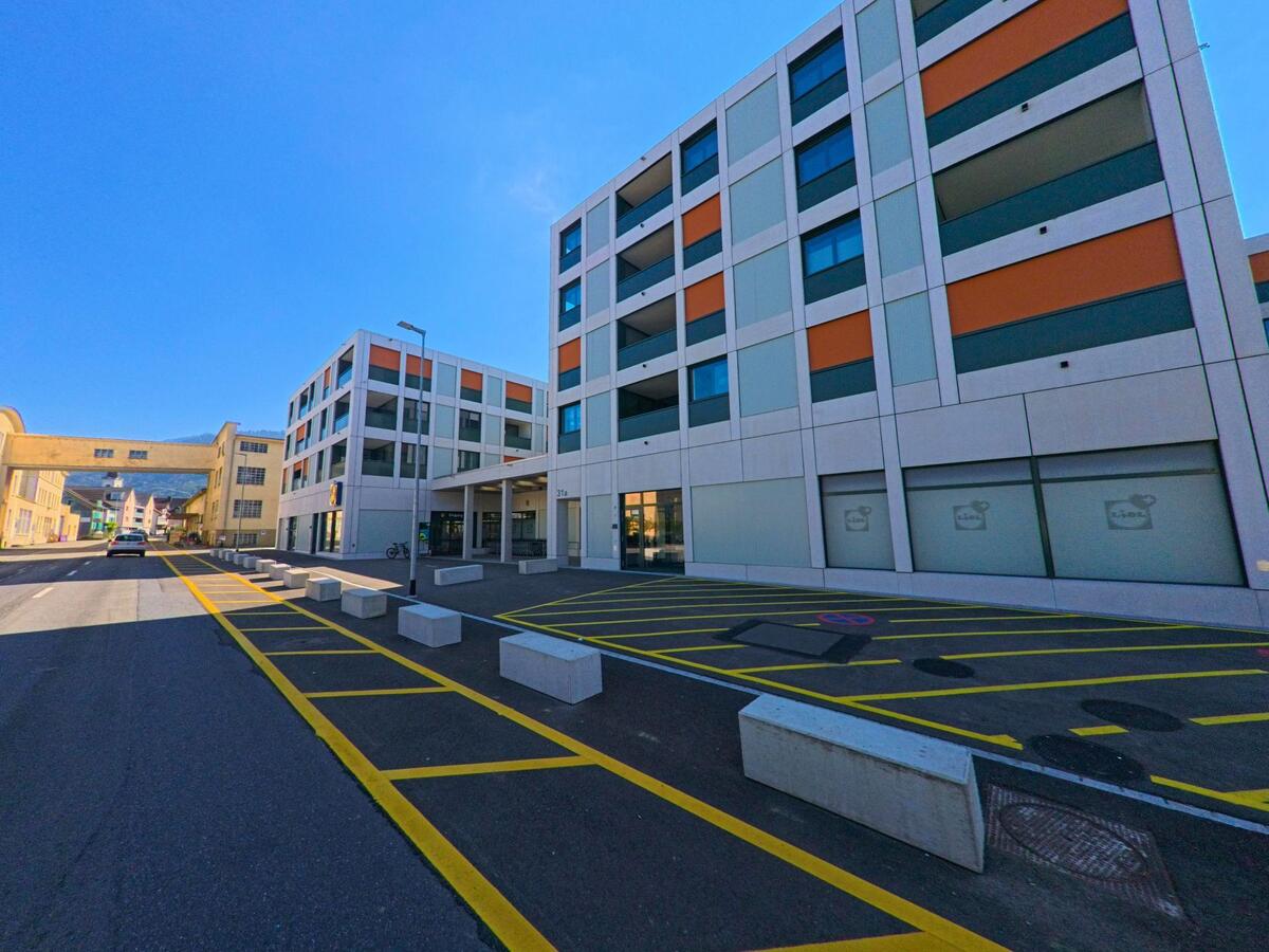 Moderne Wohn- und Gewerbebauten prägen einen neu gestalteten Bereich in Galgenen (8854, Kanton Schwyz).