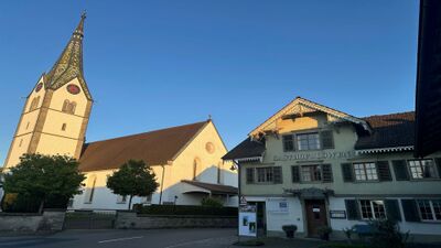 In Sommeri (8580, Kanton Thurgau) steht der Gasthof Loewen direkt neben der Kirche mit markantem Turm und buntem Ziegeldach.