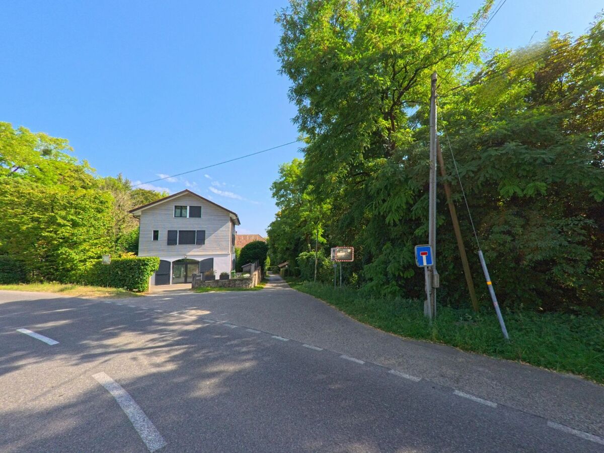 Am Waldrand von Genolier (1272, Kanton Waadt) fuehrt eine schmale Strasse an einem Wohnhaus vorbei in eine Sackgasse.