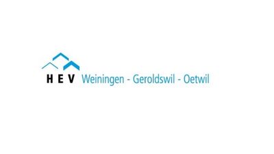 In Geroldswil (8954, Kanton Zuerich) zeigt das Logo des Hauseigentuemerverbands Weiningungen-Geroldswil-Oetwil drei stilisierte blaue Haeuserdächer neben dem Schriftzug HEV.