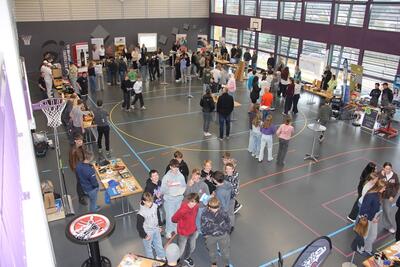 In einer Sporthalle in Madiswil 4934 im Kanton Bern informieren sich Jugendliche und Erwachsene an verschiedenen Staenden eines Gewerbeanlasses.