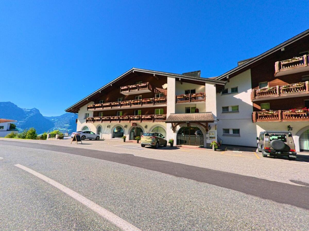 glarus-nord-8757-hotelgebaeude-an-strasse.jpg