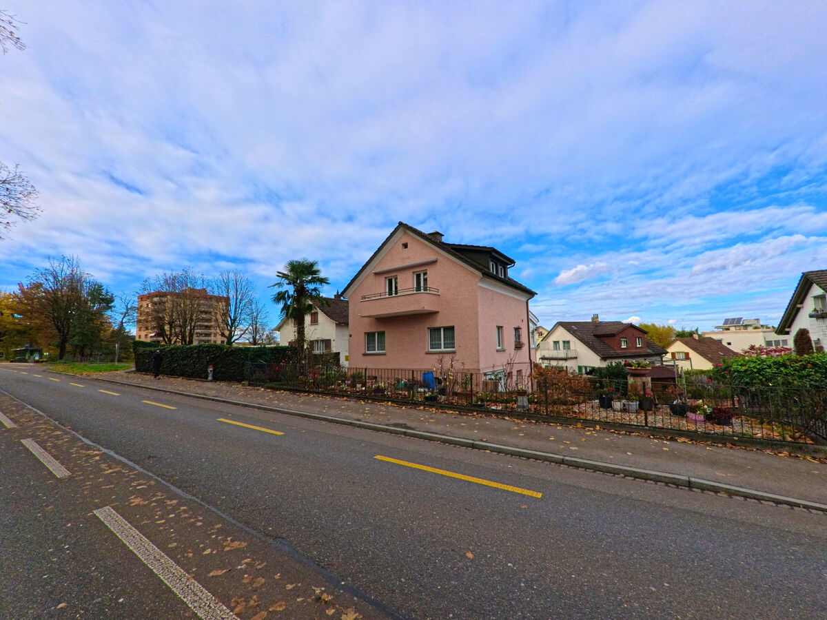 Ein rosafarbenes Wohnhaus liegt an einer breiten Strasse im Siedlungsgebiet von Goldach (9403, Kanton St. Gallen).