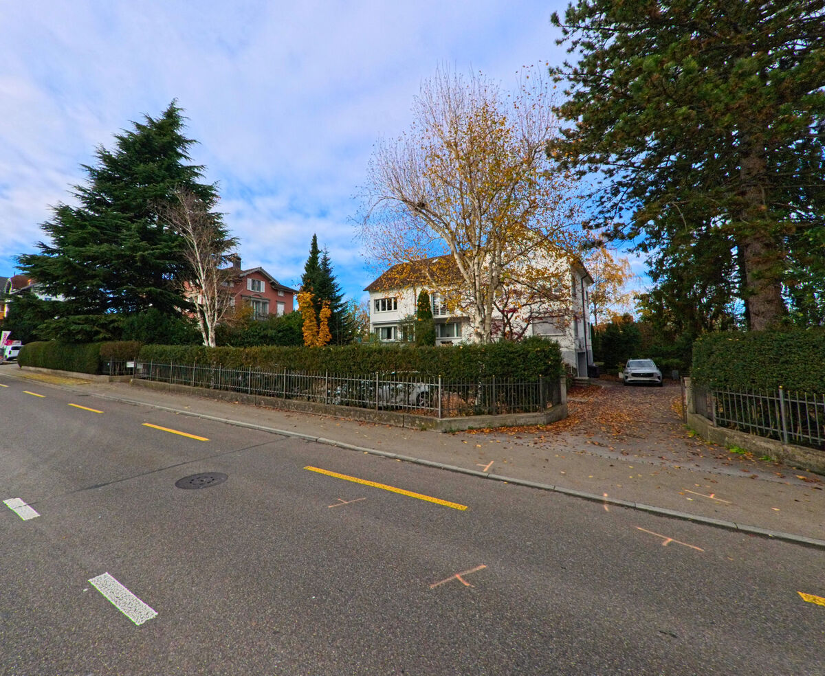 Ein weisses Wohnhaus mit Garten befindet sich an einer ruhigen Strasse in Goldach (9403, Kanton St. Gallen).