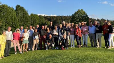 Auf einer Rasenflaeche in Wädenswil (8820, Kanton Zürich) posiert eine grosse Gruppe des Golf Club Beichlen bei sonnigem Wetter fuer ein gemeinsames Foto.