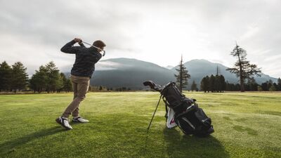 Auf dem Golfplatz der Golf Engadin St. Moritz AG in Samedan (7503, Kanton Graubünden) schlägt ein Spieler den Ball mit Blick auf die umliegenden Berge ab.Auf dem Golfplatz der Golf Engadin St. Moritz AG in Samedan (7503, Kanton Graubünden) schlägt ein Spieler den Ball mit Blick auf die umliegenden Berge ab.