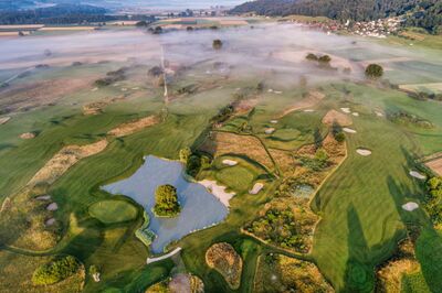 In Aetingen (4587, Kanton Solothurn) liegt der Golfplatz Limpachta inmitten von Nebelschwaden, mit sanften Fairways, kleinen Teichen und weitlaeufiger Landschaft.