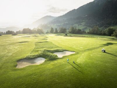 Der Golfplatz Golf Sagogn-Schluein AG in Sagogn (7152, Kanton Graubünden) liegt inmitten grüner Hügel mit Blick auf die umliegenden Berge.