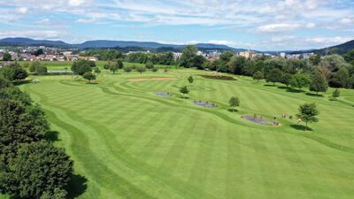 In Oberentfelden (5036, Kanton Aargau) breitet sich der gepflegte Golfclub Entfelden mit weitlaeufigen Fairways, kleinen Teichen und Blick auf die umliegenden Huegel aus.