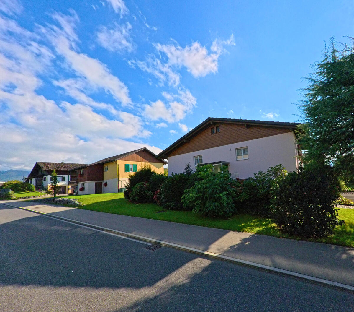 Ein Einfamilienhaus mit Garten liegt an einer leicht ansteigenden Quartierstrasse in Gommiswald (8737, Kanton St. Gallen).