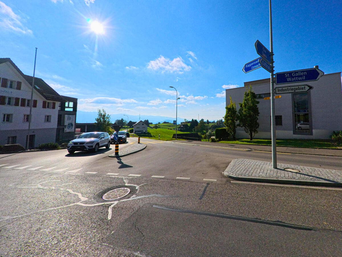 Eine Kreuzung mit Verkehrszeichen und Gehwegen befindet sich im Wohngebiet von Gommiswald (8737, Kanton St. Gallen).