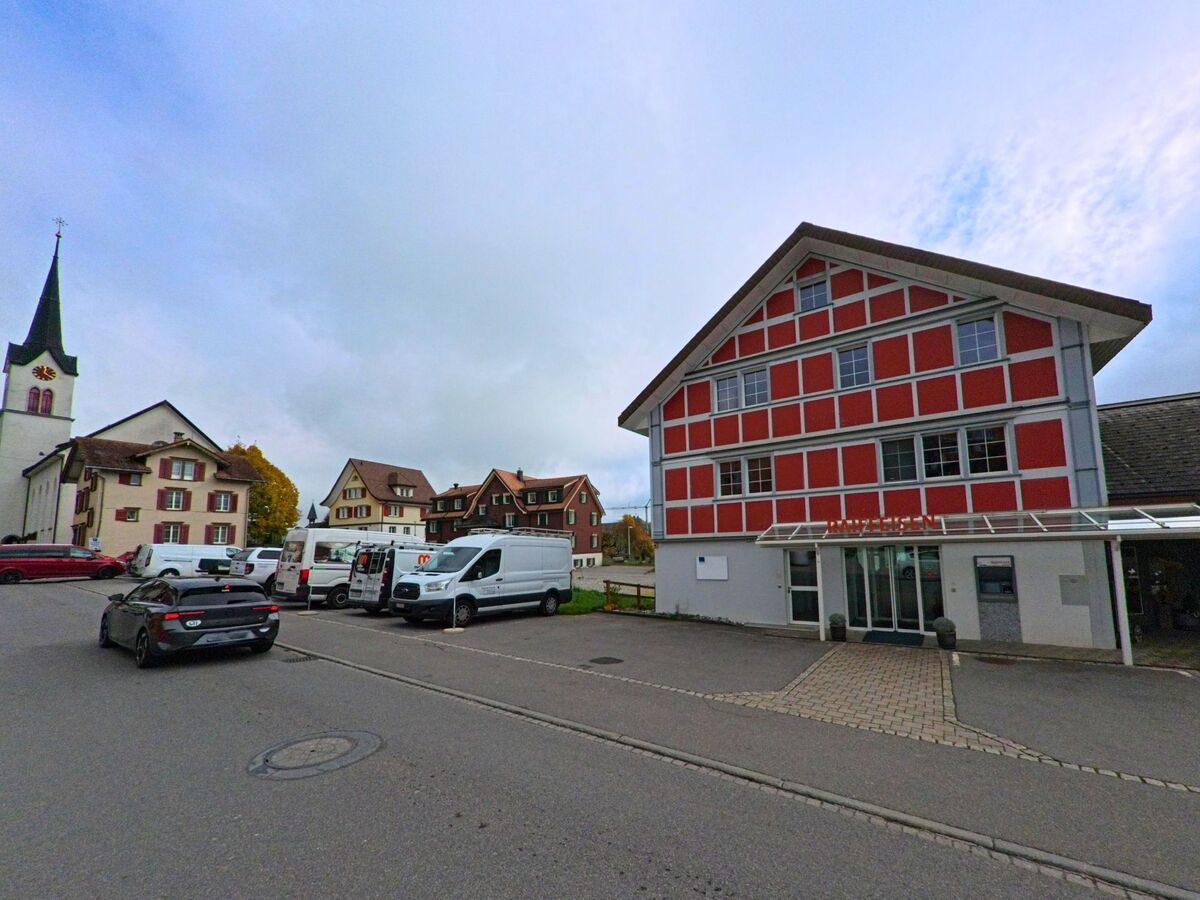 gonten-9108-modernes-geb-ude-mit-rotem-fassadenmuster.jpg