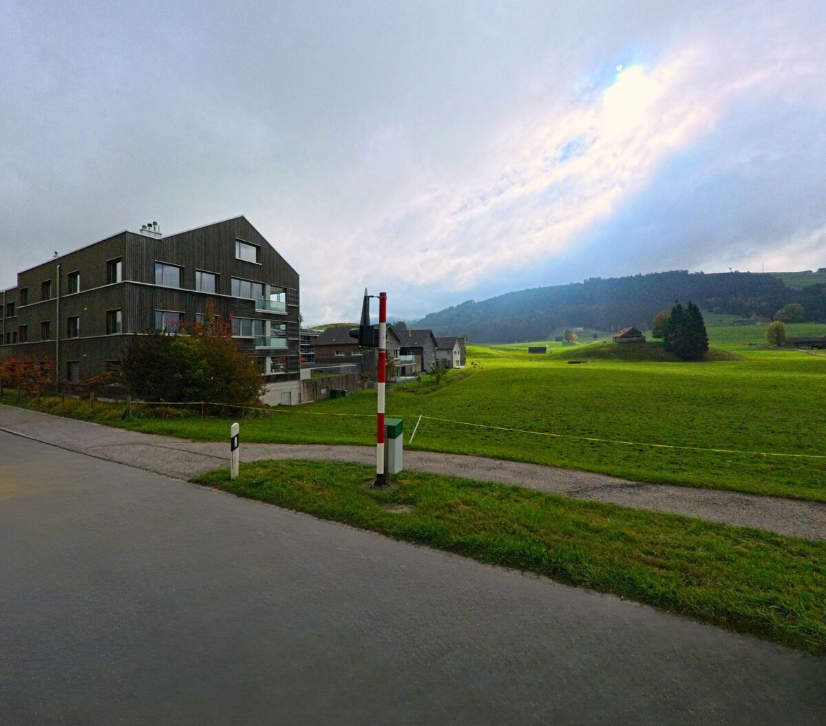 Am Rand offener Wiesen liegt ein modernes Gebäude bei Gonten (9108, Kanton Appenzell Innerrhoden) an einer ruhigen Strasse.