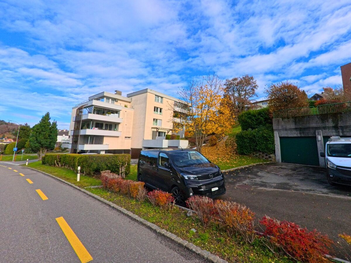 Moderne Wohnanlagen mit Grünstreifen prägen einen Strassenabschnitt in Grub (9035, Kanton Appenzell Ausserrhoden).
