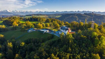 Der Gurten – Park im Gruenen in Wabern (3084, Kanton Bern) liegt auf einem bewaldeten Huegel mit Blick auf die Alpenkette und die weitlaeufige Landschaft rund um Bern.