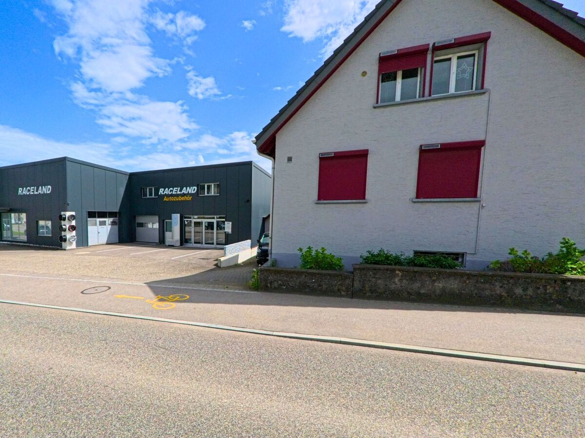 An einer Strasse in Hägendorf (4614, Kanton Solothurn) liegt ein modernes Gewerbegebaeude mit der Aufschrift 