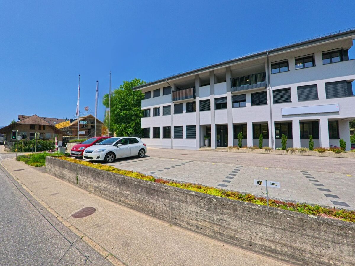 In Hasle bei Burgdorf (3415, Kanton Bern) steht ein modernes Verwaltungsgebaeude mit grossem Vorplatz und Parkmoeglichkeiten direkt an der Hauptstrasse.