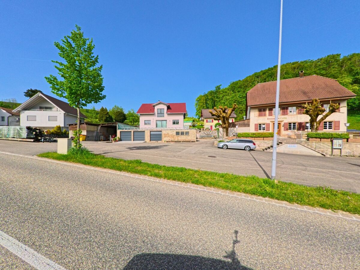 In Hauenstein-Ifenthal (4633, Kanton Solothurn) steht das Restaurant zur Linde erhöht an der Hauptstrasse, umgeben von gepflegten Häusern und einem Parkplatz.