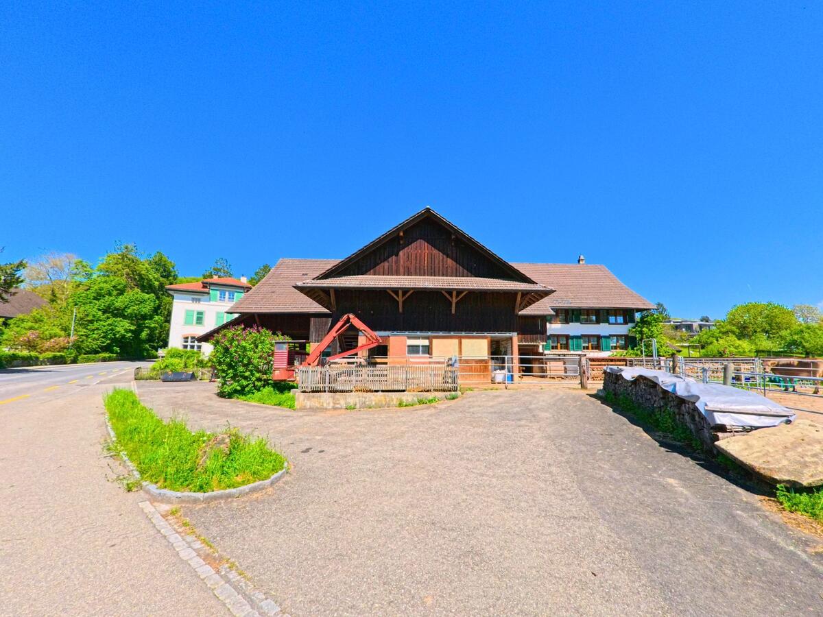  Ein traditionelles Bauernhaus mit Wirtschaftsbereich steht in Hausen am