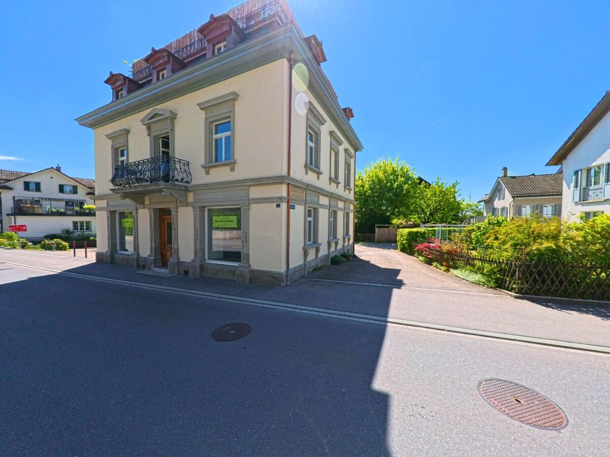 In Hausen am Albis (8915, Kanton Zürich) steht ein schmuckes Eckhaus mit Balkon an einer Strassenecke im Zentrum des Dorfes.