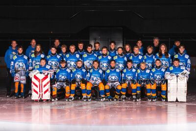 In Wollerau (8832, Kanton Schwyz) posiert die Eishockeymannschaft des HC White Wolves Wollerau geschlossen auf dem Eis für ein Gruppenfoto.