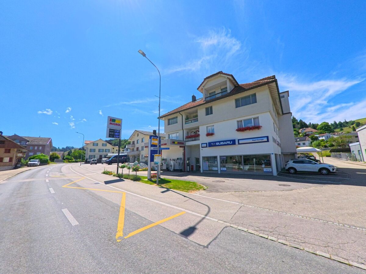  In Hergiswil bei Willisau (6133, Kanton Luzern) befindet sich eine Tankstelle mit Autohaus an der Hauptstrasse, umgeben von Wohnhäusern und sanfter Hanglage.