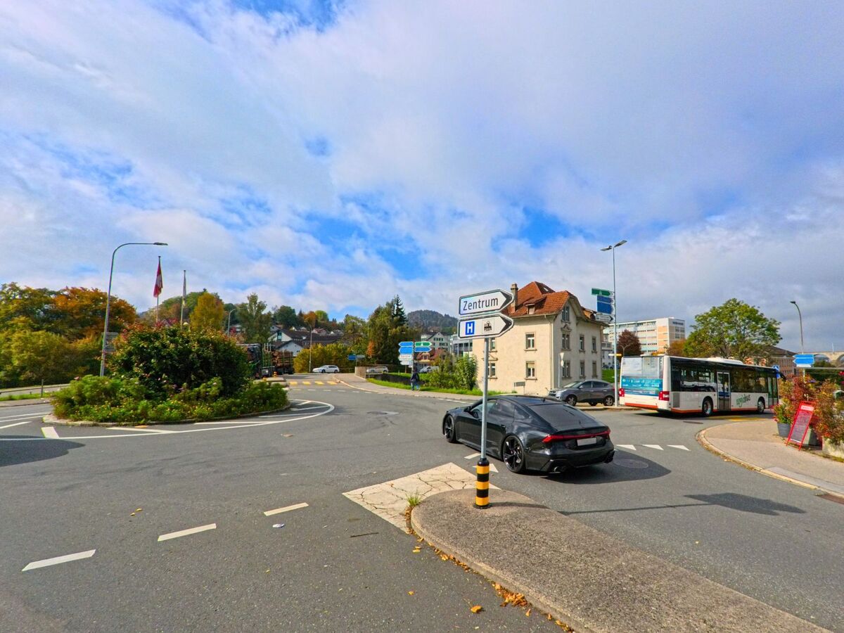 herisau_9100_kreisverkehr_mit_wegweisernk.jpg