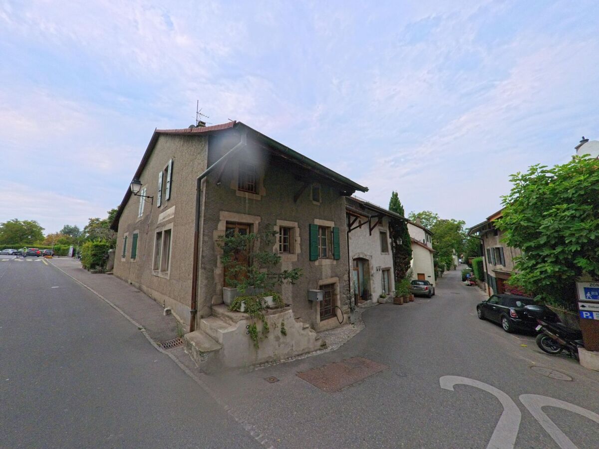 In Hermance (1248, Kanton Genf) liegt ein altes Wohnhaus mit grünen Fensterläden an der Ecke zweier schmaler Strassen.