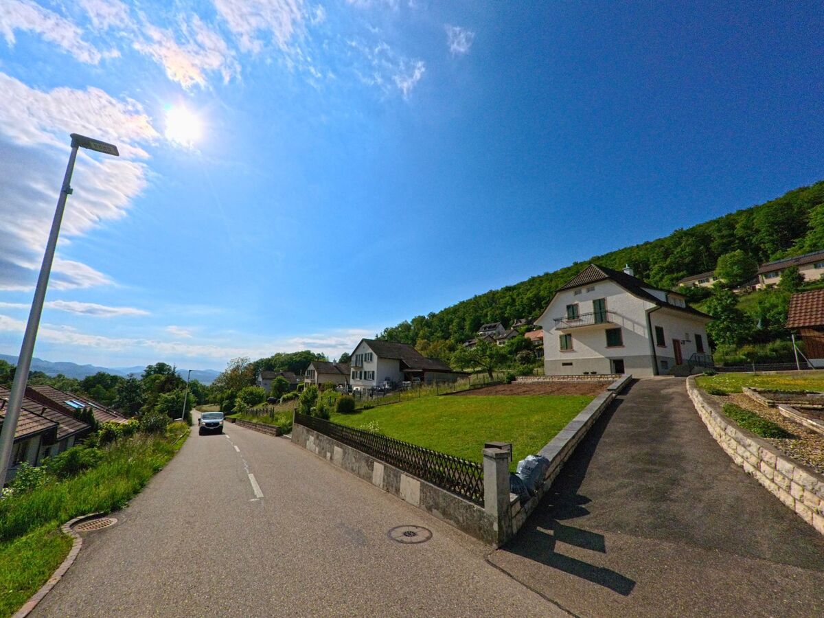 In Himmelried (4204, Kanton Solothurn) bietet eine leicht abfallende Quartierstrasse mit Einfamilienhäusern einen weiten Blick auf die hügelige Landschaft.
