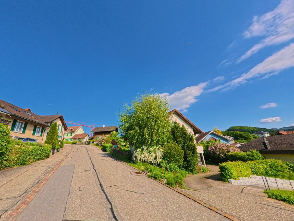 In Himmelried (4204 im Kanton Solothurn) führt eine steile Strasse zwischen Einfamilienhäusern mit gepflegten Vorgärten den Hang hinauf.