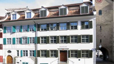 Das Historische Museum Bischofszell in Bischofszell (9220, Kanton Thurgau) befindet sich in einem traditionellen Stadthaus mit gruenen Fensterlaeden und markanter Fassade.
